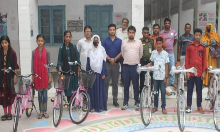খুলনায় শিক্ষার্থীদের মাঝে বাইসাইকেল বিতরণ