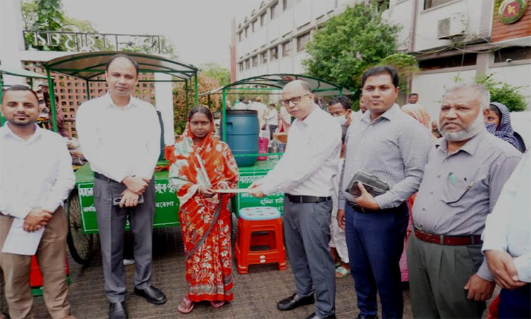 নেত্রকোণায় ভিক্ষাবৃত্তি বন্ধে ৪ জনকে পুনর্বাসন সামগ্রী ও অর্থ সহায়তা প্রদান