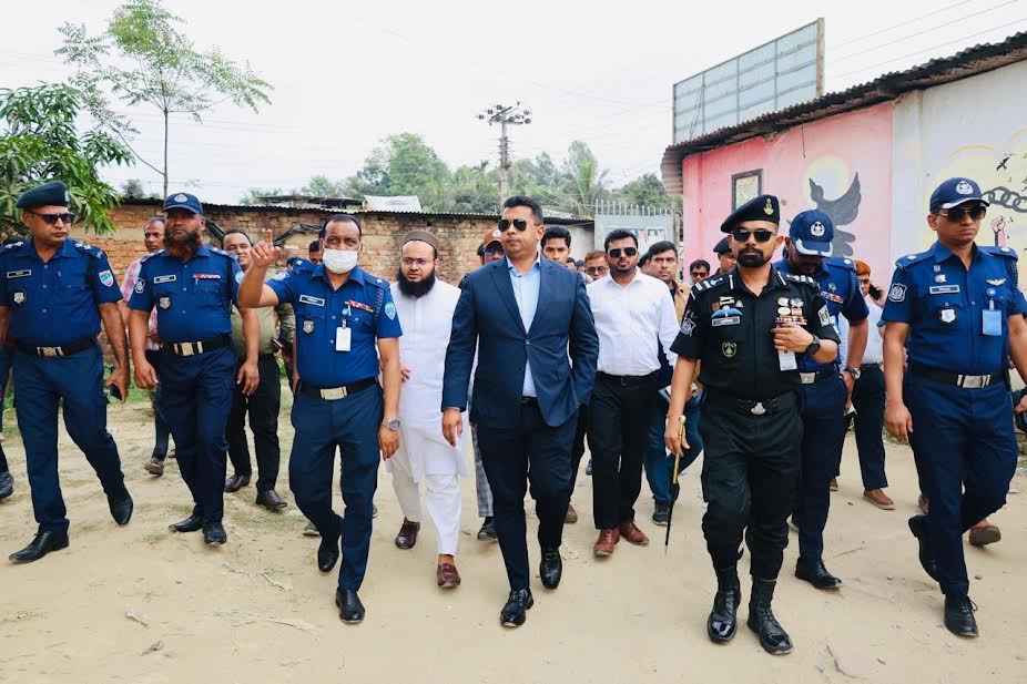 সব বাহিনীর সমন্বিত প্রচেষ্টায় প্রাণহানি ছাড়াই জঙ্গল সলিমপুর নিয়ন্ত্রণে: চট্টগ্রাম ডিসি 
