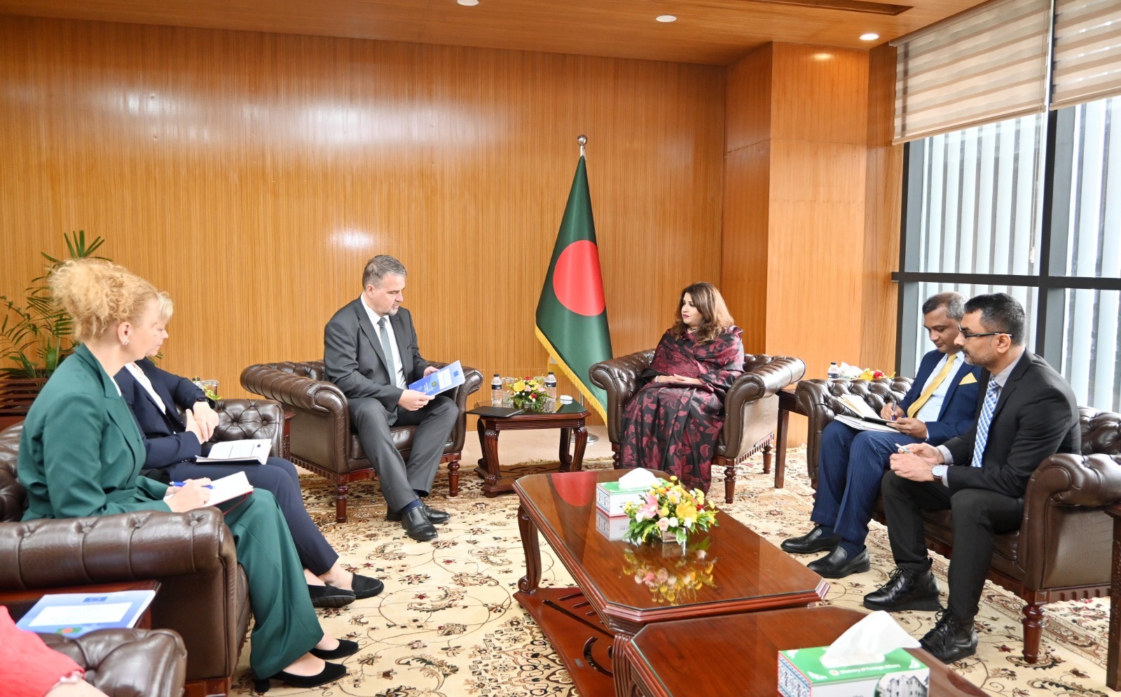 জাতীয় নির্বাচনের চূড়ান্ত প্রতিবেদন হস্তান্তর করলেন ইইউ’র প্রধান পর্যবেক্ষক