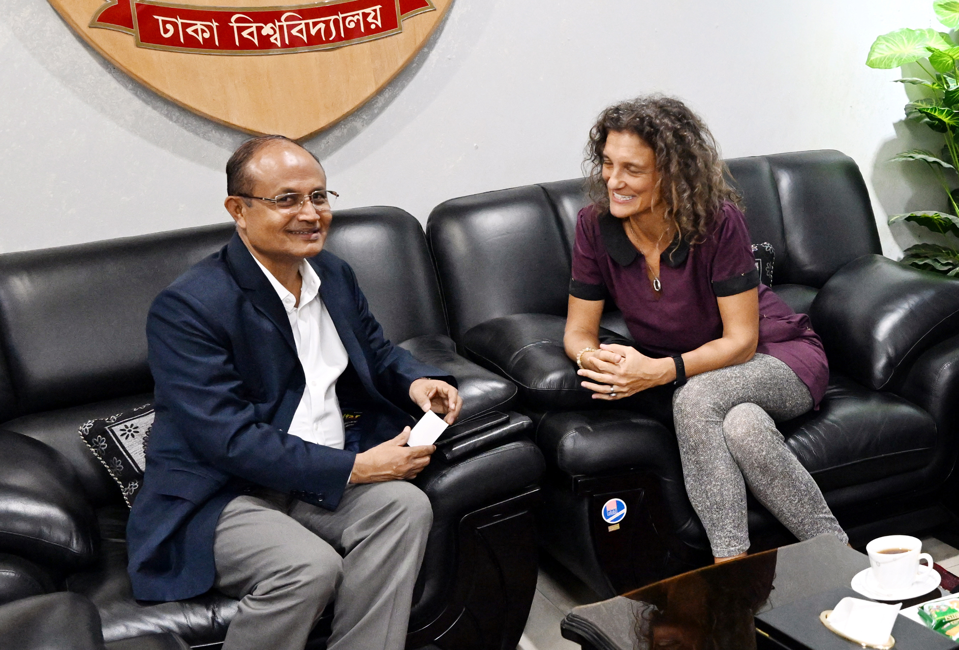 ঢাবি উপাচার্যের সঙ্গে ফরাসি সমুদ্রবিজ্ঞান বিশেষজ্ঞের সৌজন্য সাক্ষাৎ