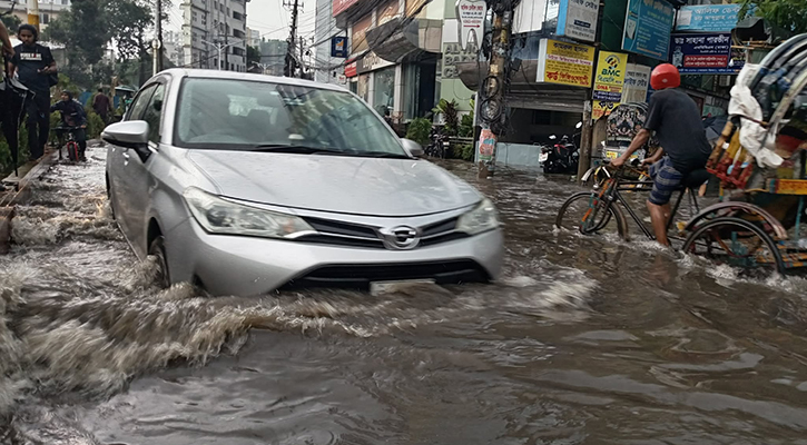 বৃষ্টিতে চট্টগ্রাম নগরীর নিচু এলাকা নিমজ্জিত