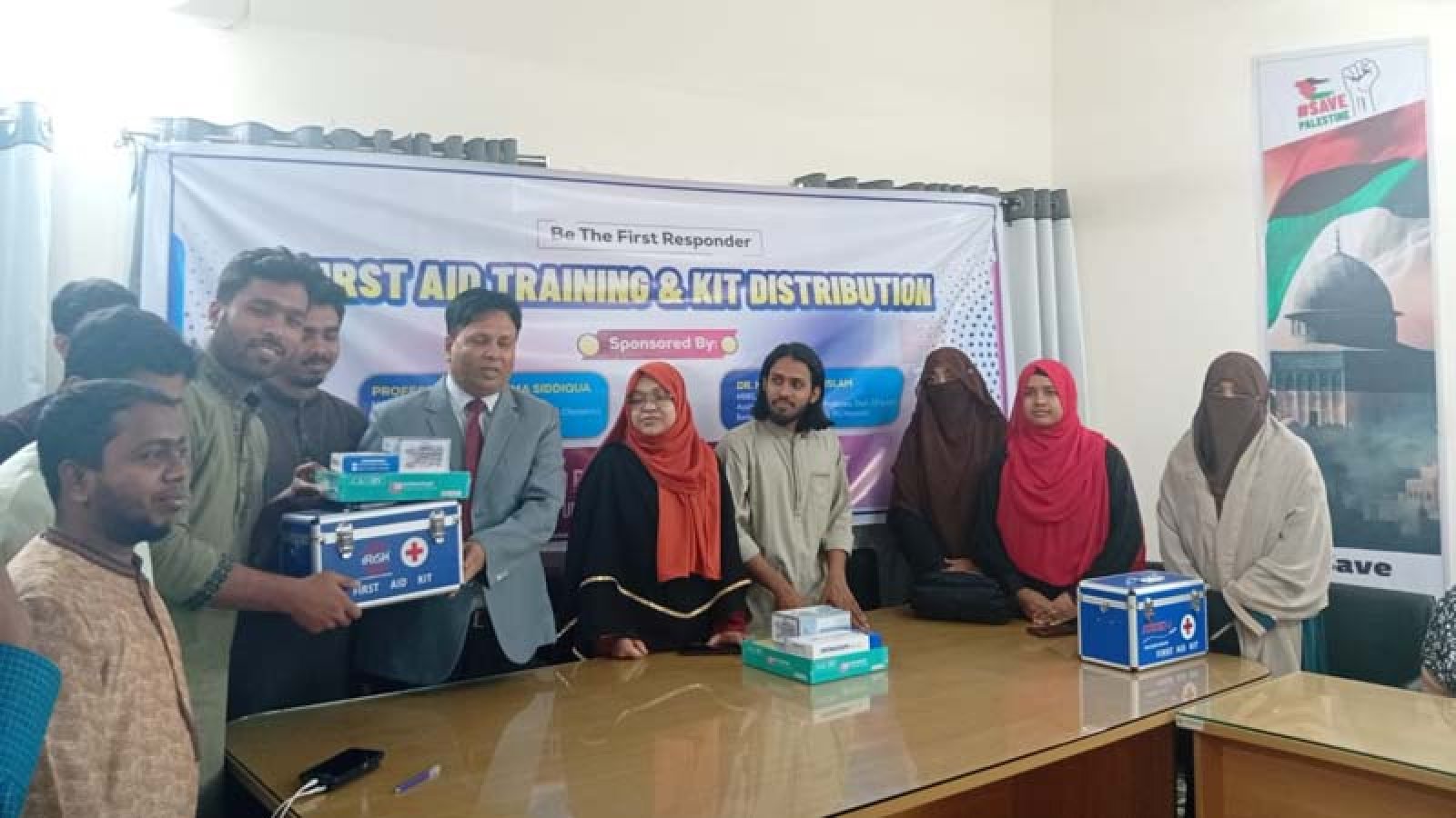 রাবি’র ১২টি হলে প্রাথমিক চিকিৎসা বাক্স বিতরণ করেছে রাকসু