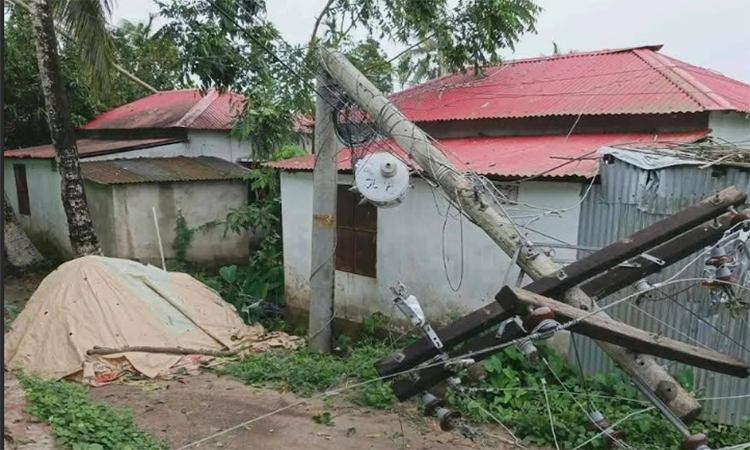 কালবৈশাখী ঝড়ে কুমিল্লায় বৈদ্যুতিক সংযোগের ব্যাপক ক্ষয়ক্ষতি 