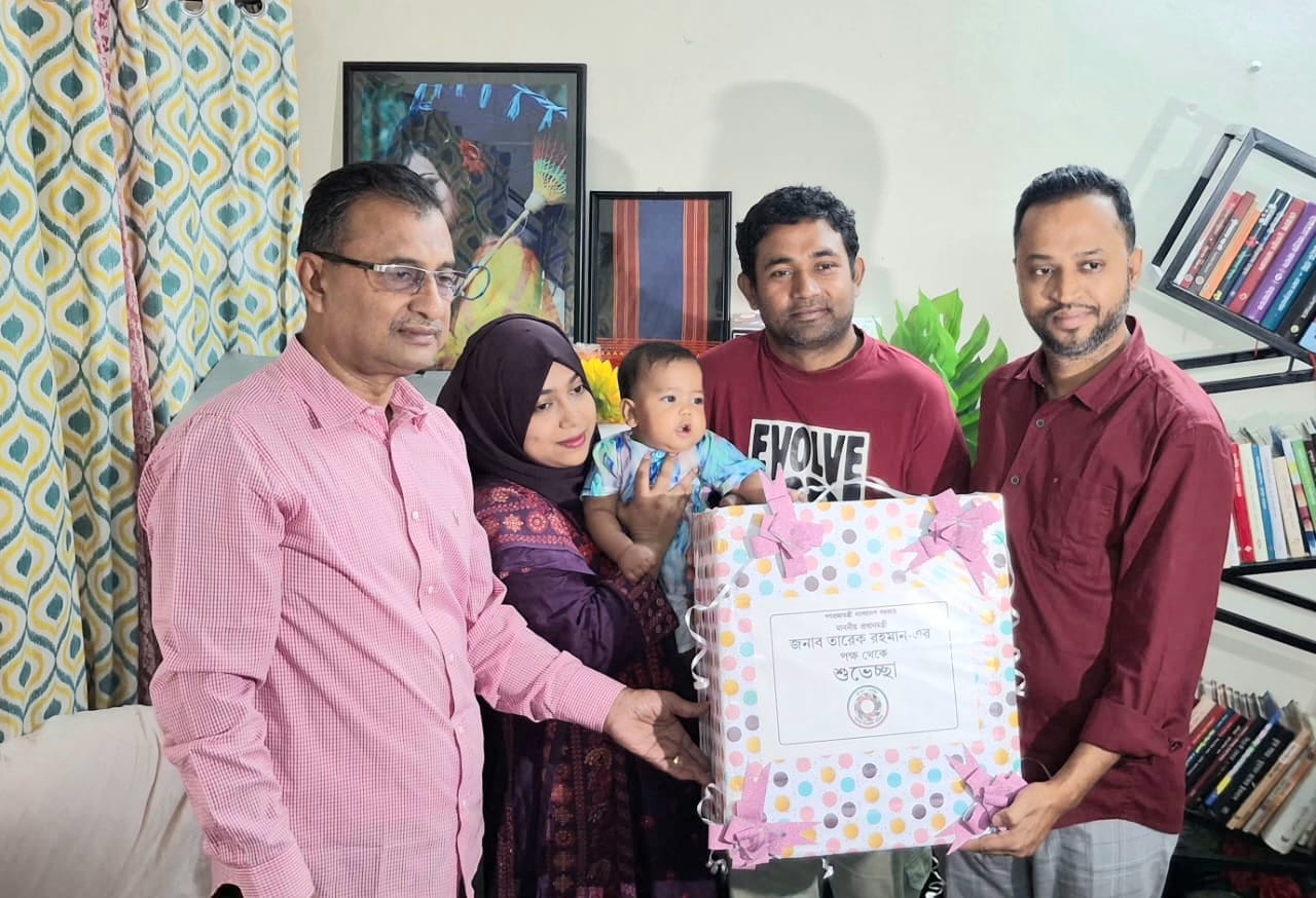 বাস থেকে নেমে ডেকে নেওয়া সেই শিশুর জন্য উপহার পাঠালেন প্রধানমন্ত্রী