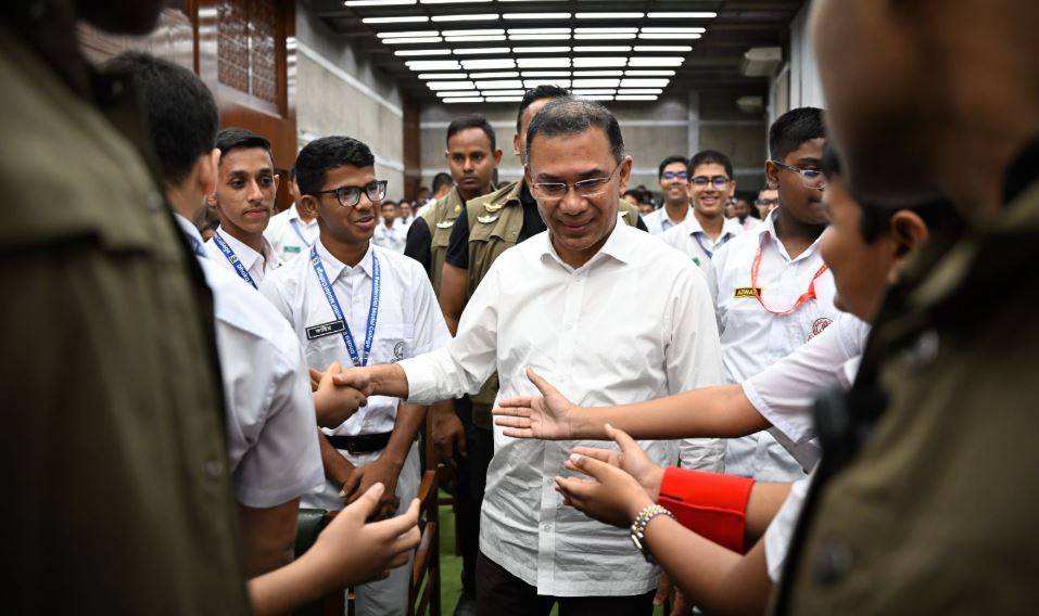 নিজের প্রাক্তন কলেজের শিক্ষার্থীদের সঙ্গে প্রধানমন্ত্রীর শুভেচ্ছা বিনিময়