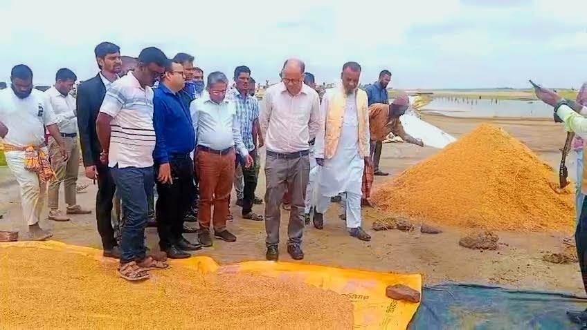 নেত্রকোণায় ক্ষতিগ্রস্ত হাওর পরিদর্শনে জেলা প্রশাসক 