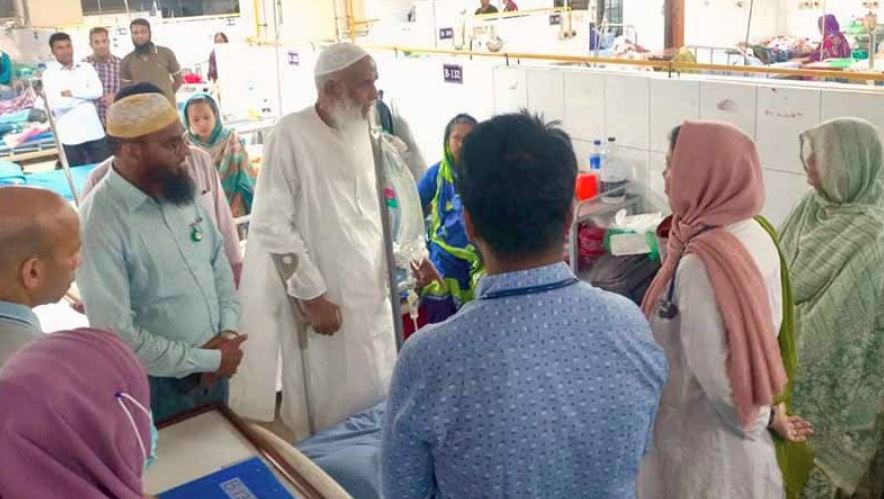 অসুস্থ হজযাত্রীর খোঁজ নিতে কুর্মিটোলা হাসপাতালে ধর্মমন্ত্রী 