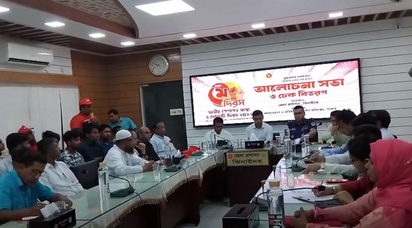 ঝিনাইদহে শ্রমিক কল্যাণ তহবিলের চেক বিতরণ