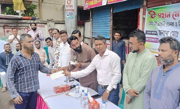 চাঁদপুরে আহত ও নিহত অটোরিকশার চালকদের পরিবারকে সহায়তা 