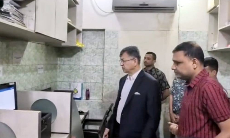 দায়িত্বে অবহেলায় পুলিশ সদস্যদের বিরুদ্ধে কঠোর ব্যবস্থার হুঁশিয়ারি স্বরাষ্ট্রমন্ত্রীর