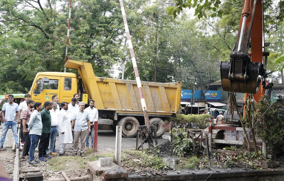 ড্রেনের কাদামাটি অপসারণ কার্যক্রম পরিদর্শনে রাসিক প্রশাসক
