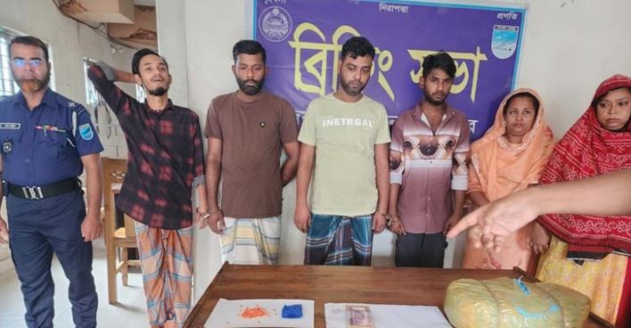 গাজীপুরে মাদকবিরোধী পৃথক অভিযানে নারীসহ গ্রেপ্তার ৬