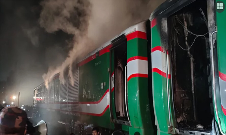 হাতীবান্ধায় চলন্ত ট্রেনে আগুন; দ্রুত থামিয়ে দুর্ঘটনা এড়ালেন চালক