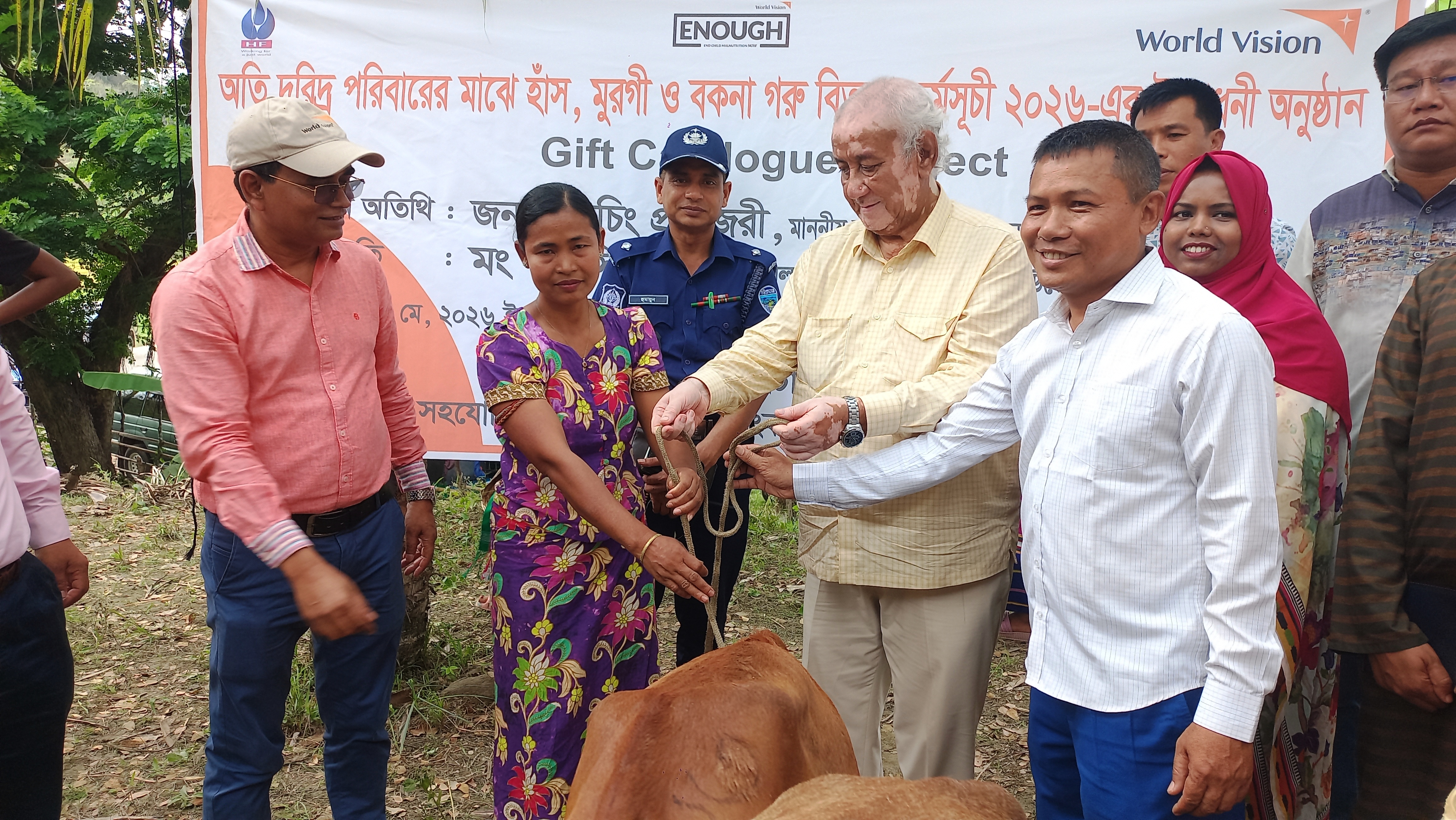 বান্দরবানে দুস্থ পরিবারের মধ্যে বকনা গরু ও হাঁস-মুরগি বিতরণ 