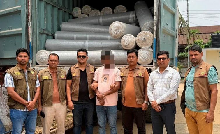 চট্টগ্রাম থেকে আত্মসাৎ হওয়া ৬০ লাখ টাকার কাপড় উদ্ধার, গ্রেফতার ১
