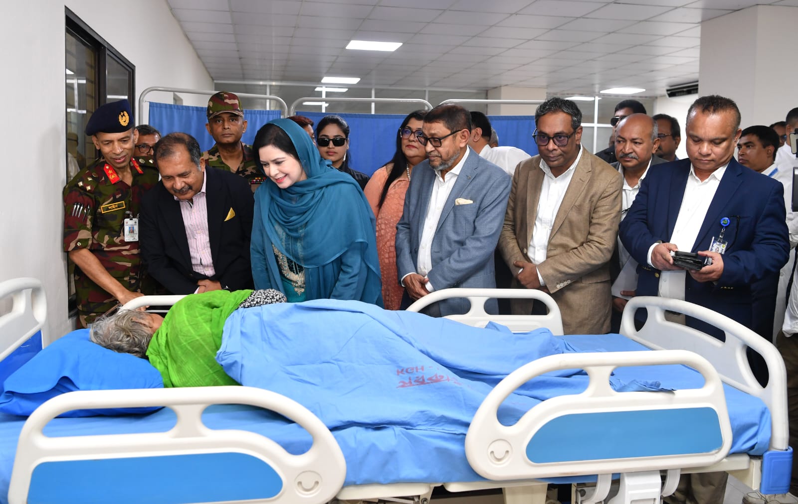 ডা. জুবাইদা রহমান আইসিইউতে ভর্তি রোগীদের চিকিৎসার খোঁজ-খবর নেন, এ সময় তথ্য ও সম্প্রচার মন্ত্রী জহির উদ্দিন স্বপন, স্বাস্থ্য ও পরিবার কল্যাণ মন্ত্রী সরদার মো. সাখাওয়াত হোসেন বকুলসহ কয়েকটি মন্ত্রণালয়ের প্রতিমন্ত্রী এবং ঊর্ধ্বতন কর্মকর্তাগণ উপস্থিত ছিলেন। ছবি : বাসস