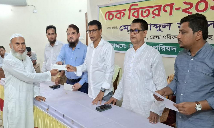 ঝিনাইদহে ধর্মীয় ও শিক্ষাপ্রতিষ্ঠানের উন্নয়নে সহায়তার চেক বিতরণ