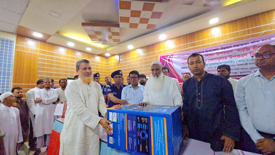 কৃষকদের মাঝে বিনামূল্যে কৃষি যন্ত্রপাতি বিতরণ