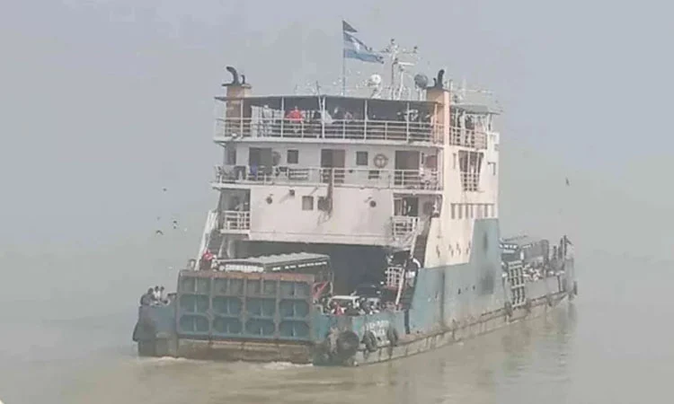 এক ঘণ্টা বন্ধ থাকার পর পাটুরিয়া- দৌলতদিয়া ফেরি চলাচল পুনরায় শুরু