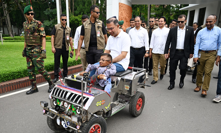 কলেজ শিক্ষার্থী ওয়াকিমুলের তৈরি স্মার্ট কারে চড়লেন প্রধানমন্ত্রী