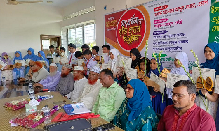 নীলফামারীতে ২৬ শিক্ষার্থীকে সংবর্ধনা