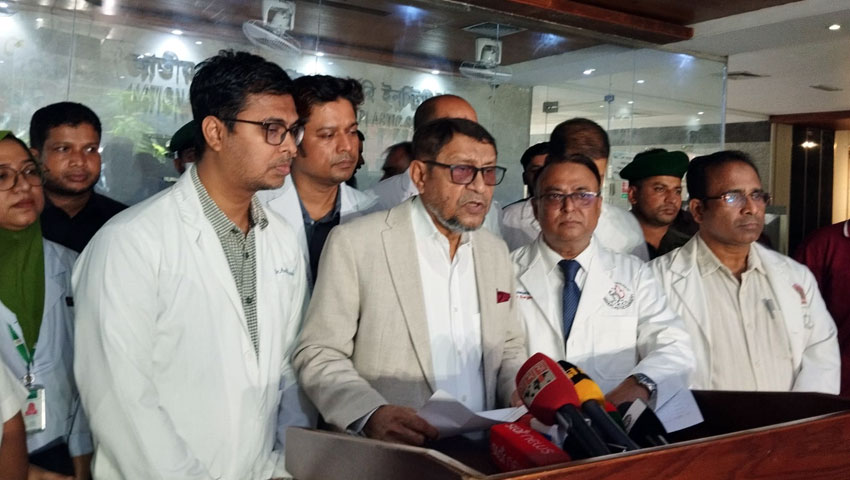 ফতুল্লায় গ্যাস বিস্ফোরণে দগ্ধদের দেখতে যান স্বাস্থ্যমন্ত্রী
