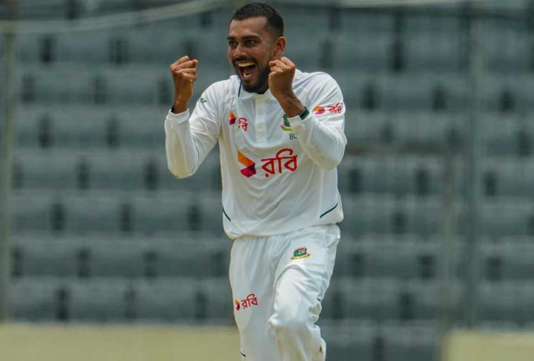 ব্যাটারদের দিকে তাকিয়ে মিরাজ