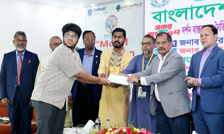 তথ্য ও সম্প্রচার মন্ত্রী সেমিনার শেষে কৃতি শিক্ষার্থীদের হাতে শিক্ষাবৃত্তির চেক তুলে দেন। ছবি : পিআইডি