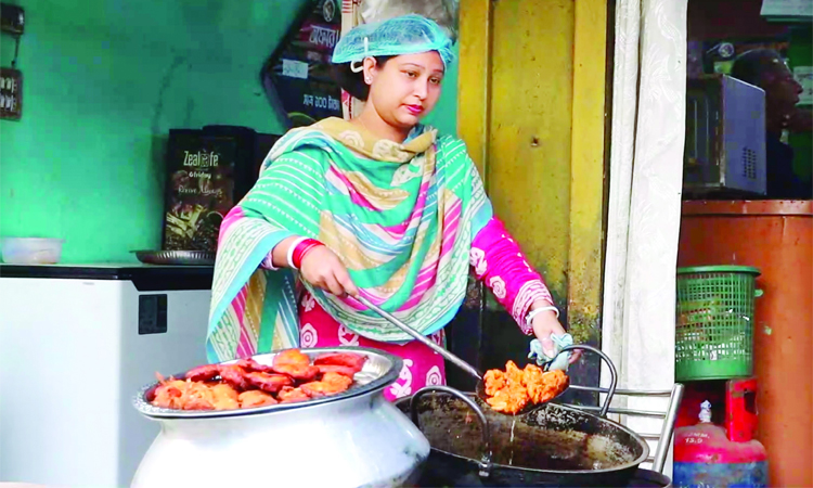 রান্নাঘর থেকে সাফল্যের জয়যাত্রা অনুজার