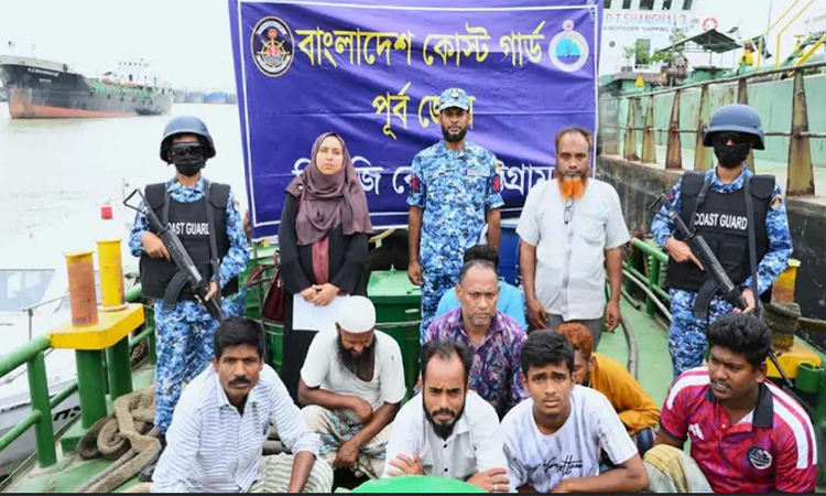 কর্ণফুলী নদীতে বন্দরের জাহাজ থেকে তেল পাচারের অভিযোগে আটক ৯