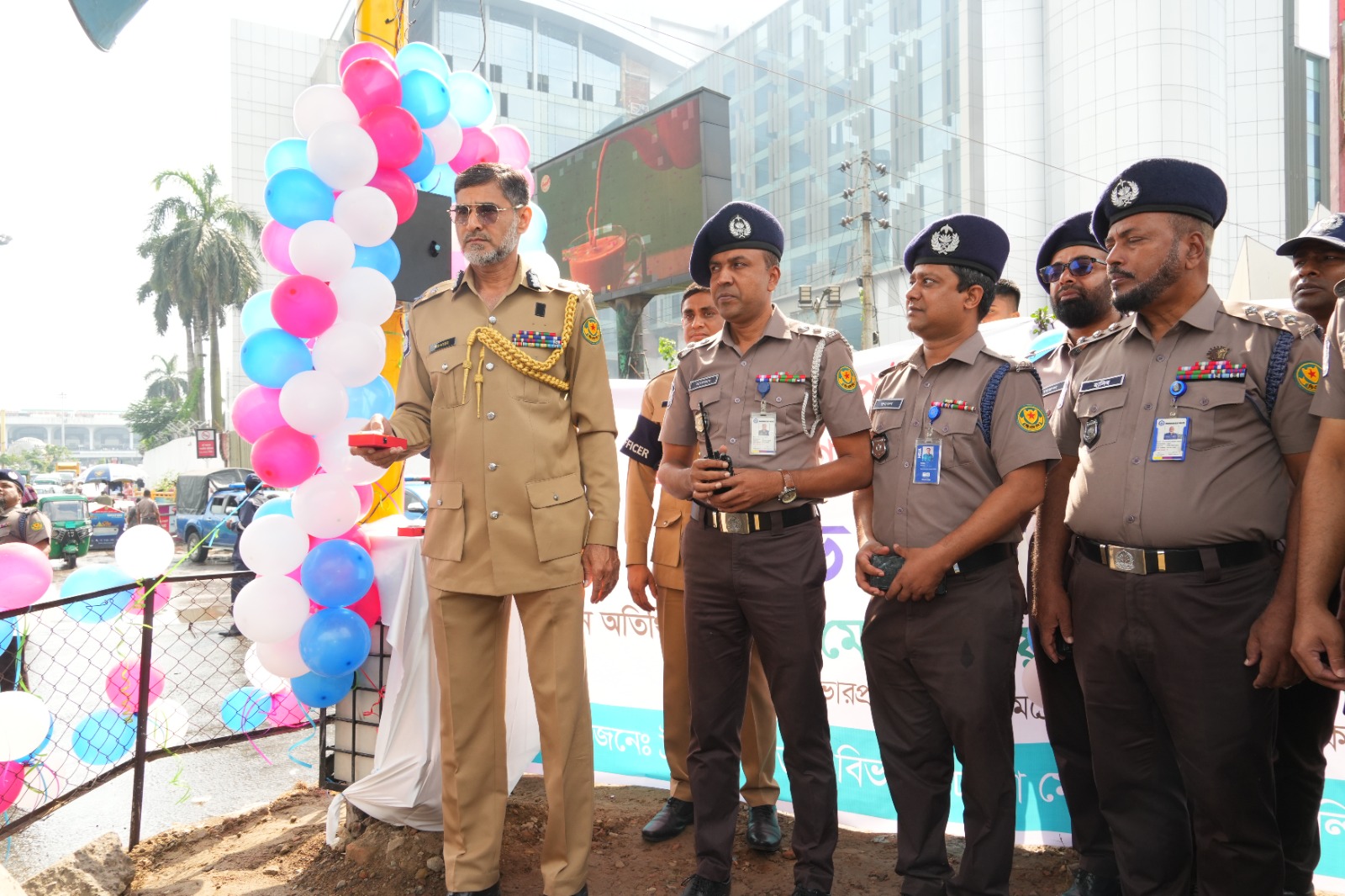 উত্তরায় সৌর বিদ্যুৎ চালিত ট্রাফিক সিগন্যাল লাইটের উদ্বোধন