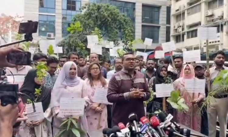 ঢাবিতে প্রধানমন্ত্রীর আগমন উপলক্ষে ছাত্রদলের বৃক্ষরোপণ