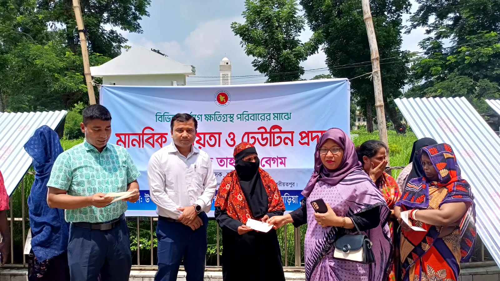 শরীয়তপুরে দুর্যোগে ক্ষতিগ্রস্থ পরিবারের মধ্যে ঢেউটিন বিতরণ