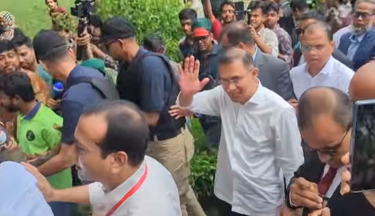 ঢাবি ক্যাম্পাসে পায়ে হেঁটে নজির সৃষ্টি করলেন প্রধানমন্ত্রী