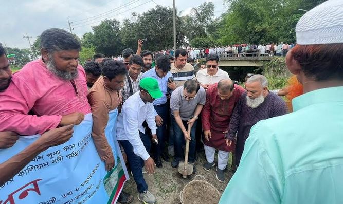 মঙ্গলবার ময়মনসিংহে ‘খাল পুনঃখনন’ কাজের উদ্বোধন করেন তথ্য প্রতিমন্ত্রী ইয়াসের খান চৌধুরী। ছবি : বাসস