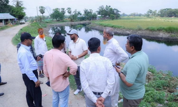 জলাবদ্ধতা নিরসনে কুসিক প্রশাসকের খাল পরিদর্শন