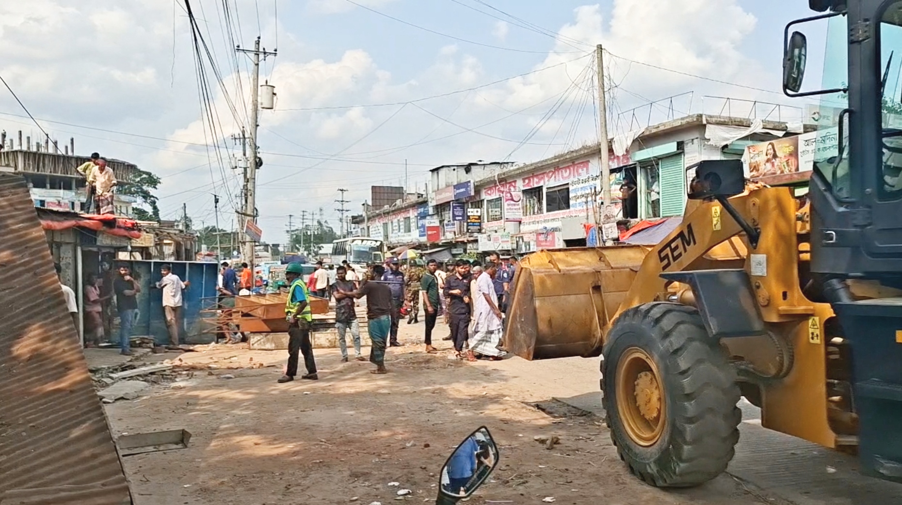 কুমিল্লায় সওজের অভিযানে ৩ শতাধিক অবৈধ স্থাপনা উচ্ছেদ