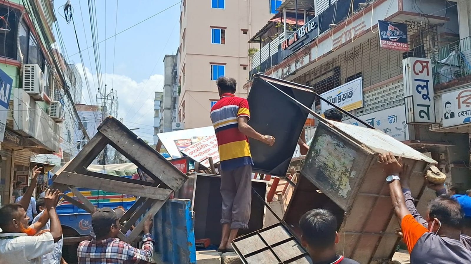 চাঁদপুর শহরে অর্ধশতাধিক অবৈধ স্থাপনা উচ্ছেদ