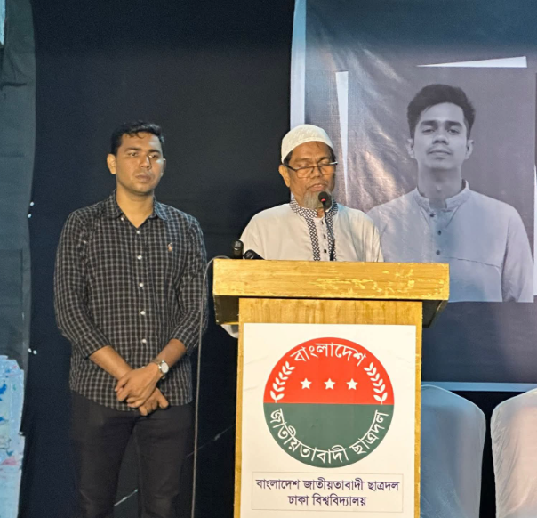 সভায় শহীদ সাম্যর বাবা ফখরুল আলমের বক্তব্য দেওয়ার সময় পাশে দাঁড়িয়ে ছিলেন ঢাবি শাখা ছাত্রদলের সাধারণ সম্পাদক নাহিদুজ্জামান শিপন। ছবি : বাসস
