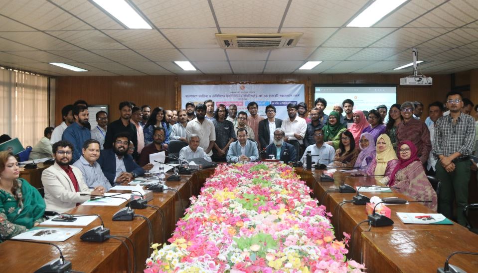 বৃহস্পতিবার রাজধানীর জাতীয় গণমাধ্যম ইনস্টিটিউট মিলনায়তনে আয়োজিত কর্মশালায় তথ্য প্রতিমন্ত্রী ইয়াসের খান চৌধুরী। ছবি : বাসস