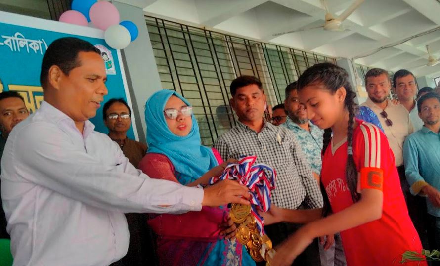 ফেনীতে প্রাথমিক বিদ্যালয় গোল্ডকাপ ফুটবল টুর্নামেন্ট 
