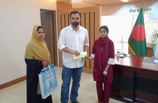 নতুন কুঁড়ির কাবাডি খেলোয়াড় মিথিলাকে আর্থিক সহায়তা দিলেন যুব ও ক্রীড়া প্রতিমন্ত্রী
