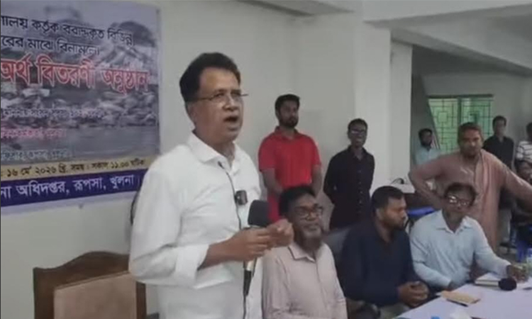 খুলনায় দুর্যোগে ক্ষতিগ্রস্তদের মাঝে শুকনো খাবার, ঢেউটিন ও অর্থ বিতরণ