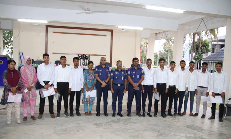 ঝালকাঠিতে স্বচ্ছ প্রক্রিয়ায় পুলিশে নিয়োগ পেলেন ১৩ তরুণ-তরুণী