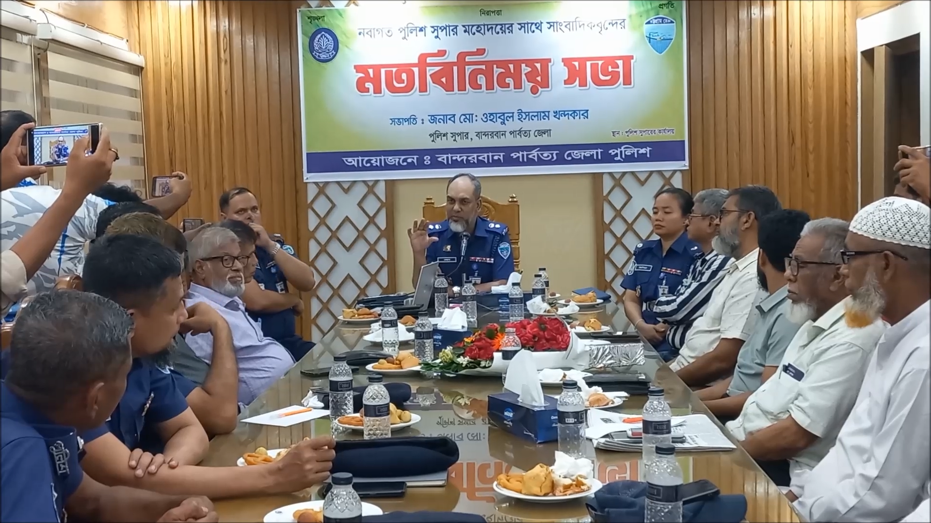 বান্দরবানে সাংবাদিকদের সাথে পুলিশ সুপারের মতবিনিময় 