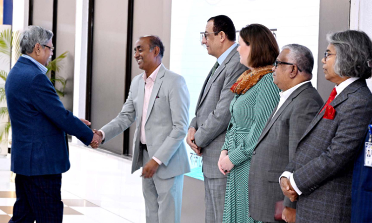যুক্তরাজ্যে চিকিৎসা শেষে দেশে ফিরলেন রাষ্ট্রপতি