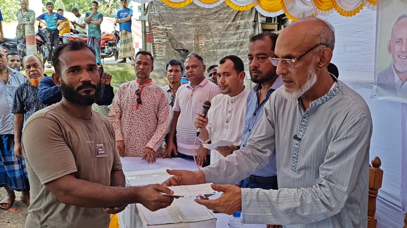 পিরোজপুরে অগ্নিকাণ্ডে ক্ষতিগ্রস্তদের মধ্যে অনুদানের চেক বিতরণ