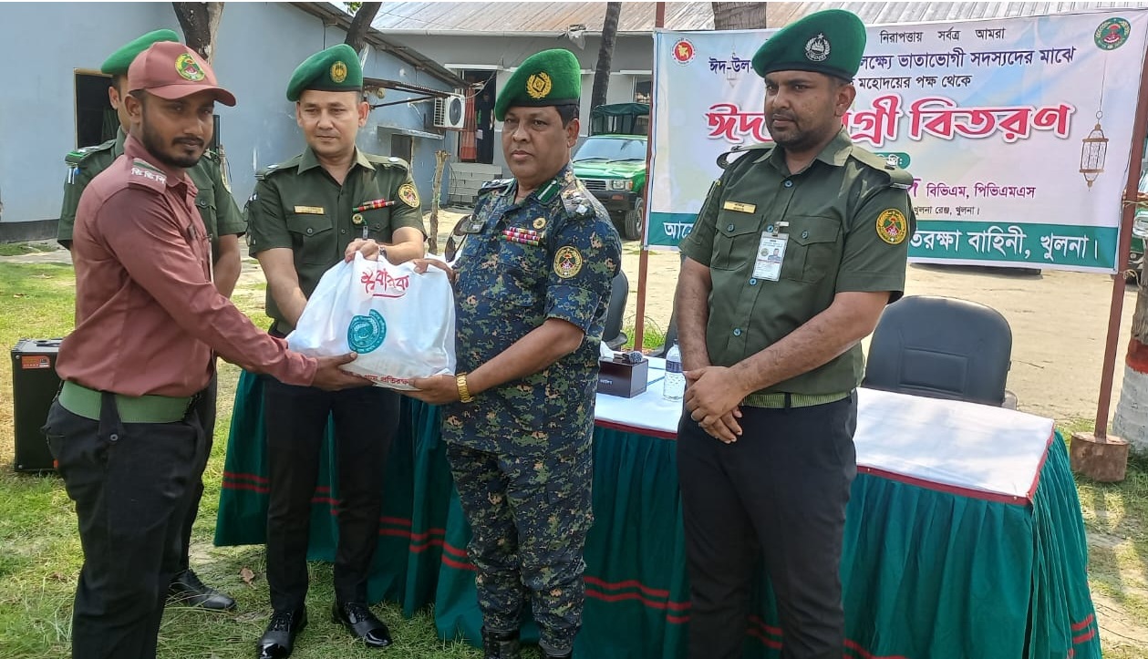 খুলনায় আনসার ও ভিডিপি সদস্যদের মধ্যে ঈদ সামগ্রী বিতরণ