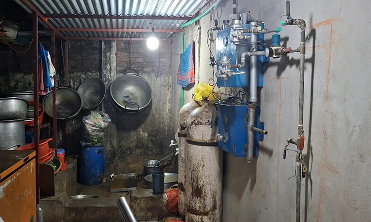 রান্নায় সিএনজি গ্যাস ব্যবহারের দায়ে নোয়াখালীতে এক রেস্টুরেন্টকে জরিমানা